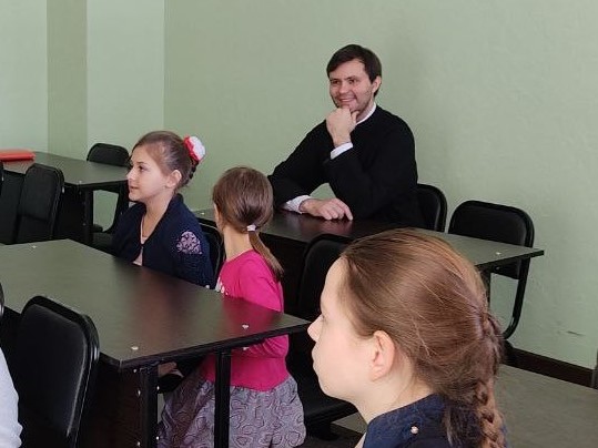 Подробнее о статье Руководитель ОДМКЕ посетил занятия в детском ВОЦ при Воскресенском кафедральном соборе